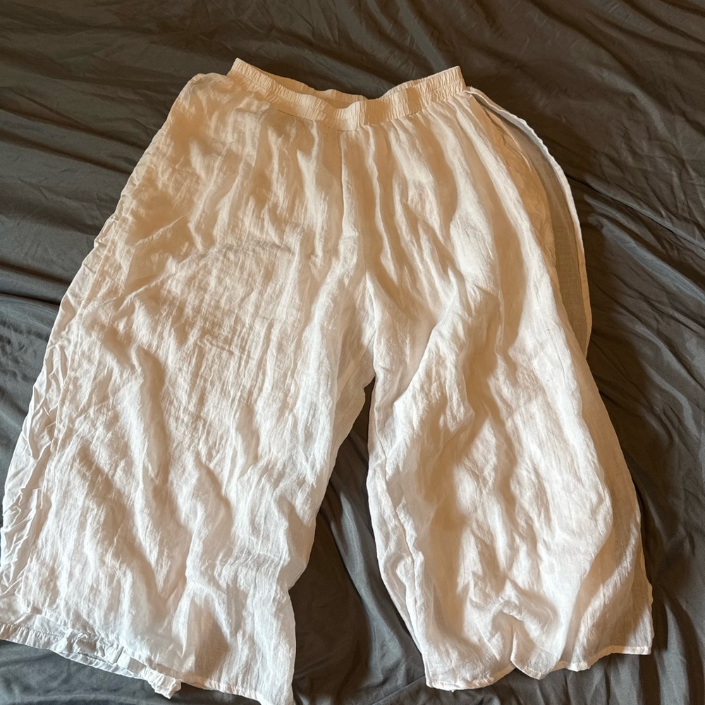 Amazon Women's White Pants cropped